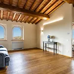 Villa Il Poggiarellone 18, Emma Volterra