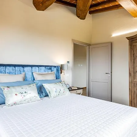 Vila Il Poggiarellone 18, Emma Volterra
